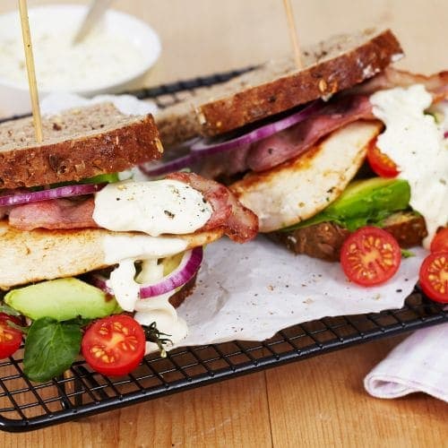 BLT-sandwich med kylling og avokado