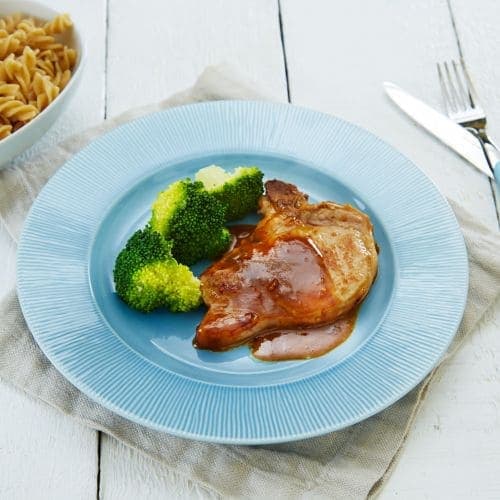 Svinekoteletter i sursøt saus