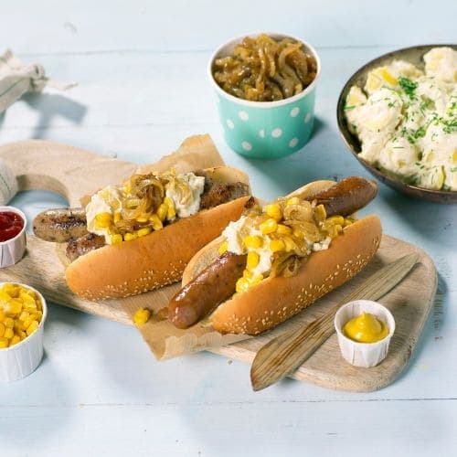 Pølse i brød med godt tilbehør