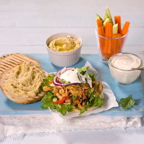 Pulled chicken-burger med hummus