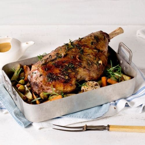 Helstekt lammelår med ovnsbakte grønnsaker