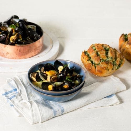 Blåskjell i kremet fennikelsaus med hvitløksbrød