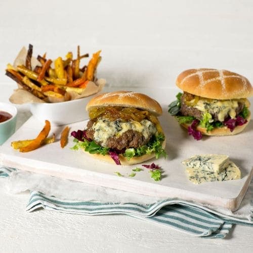 Hamburger med blåmuggost og ovnsbakte rotgrønnsaker