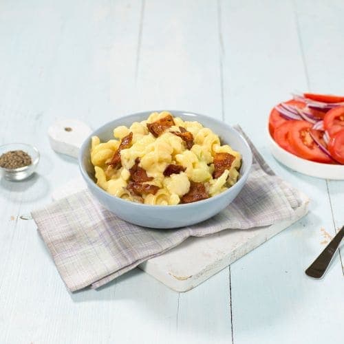 Mac ’n’ cheese med blomkål og tomatsalat