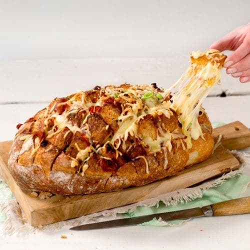 Ostefylt brød med skinke og soltørket tomat