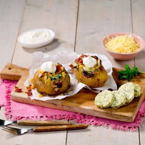 Grillet potet med urtesmør og bacontopping