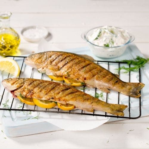 Grillet hel fisk med kremet agurksalat