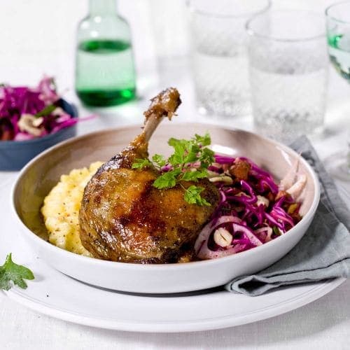 Andeconfit med potetmos og rødkålsalat