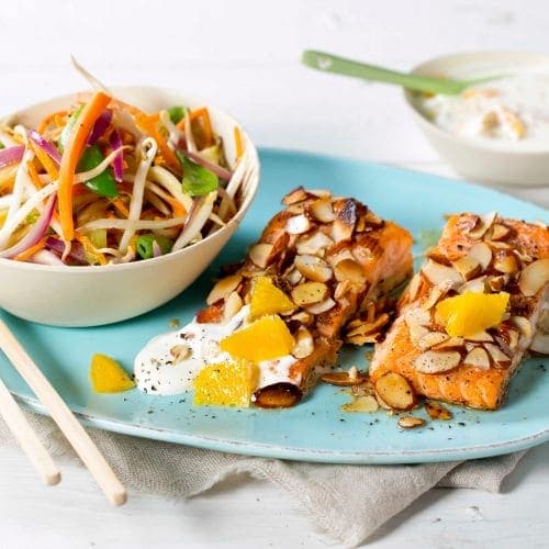 Laks med kanel, mandler og appelsindressing