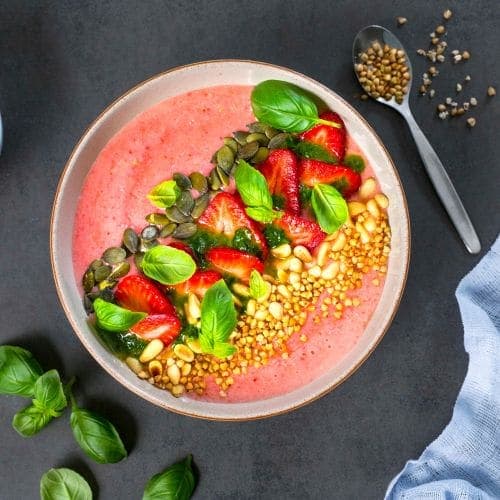 Smoothie bowl med jordbær og basilikum
