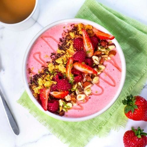 Smoothie bowl med bær, nøtter og kjeks