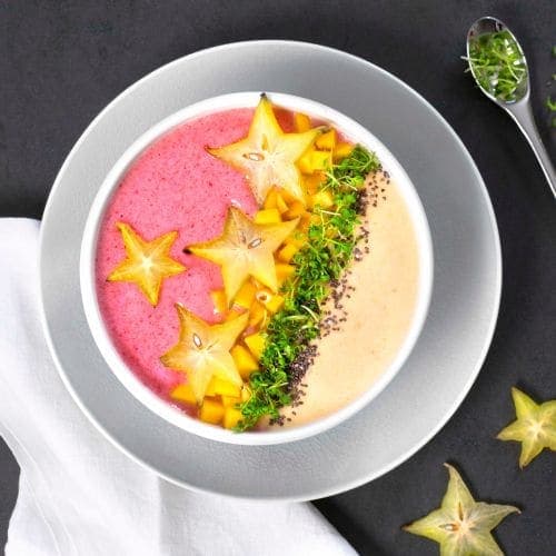 Tofarget smoothie bowl med stjernefrukt og spirer