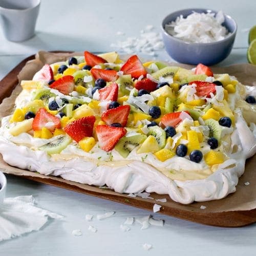 Pavlova i langpanne med frukt og bær