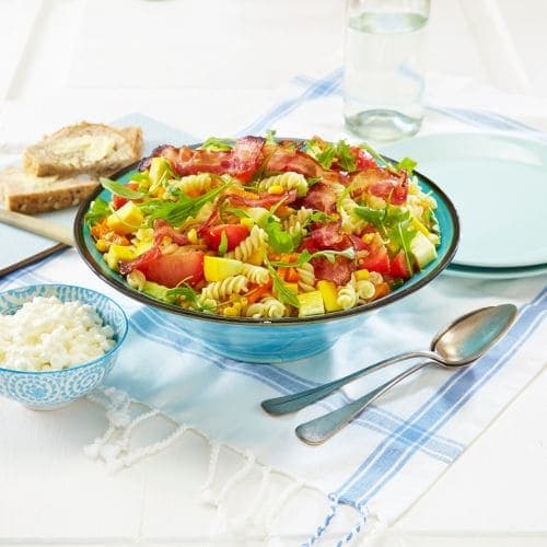 Pasta- og baconsalat med cottage cheese