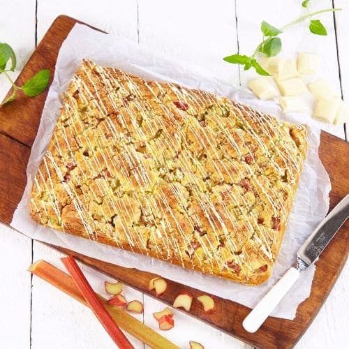 Hvit sjokolade- og rabarbrakake