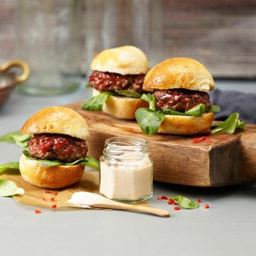 Sliders med glasert burger og chilidressing