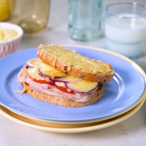 Croque monsieur med kylling og tomat