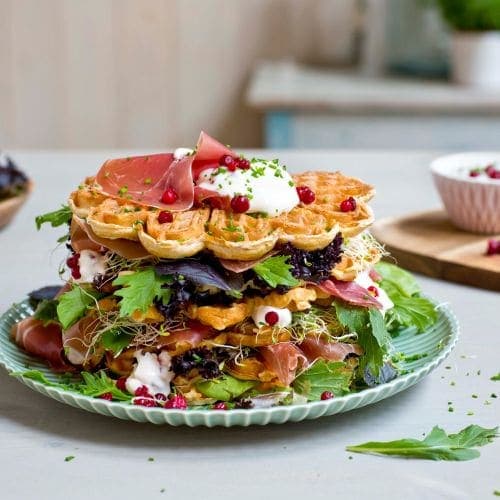 Grove vafler med spekeskinke og rømmetyttebær