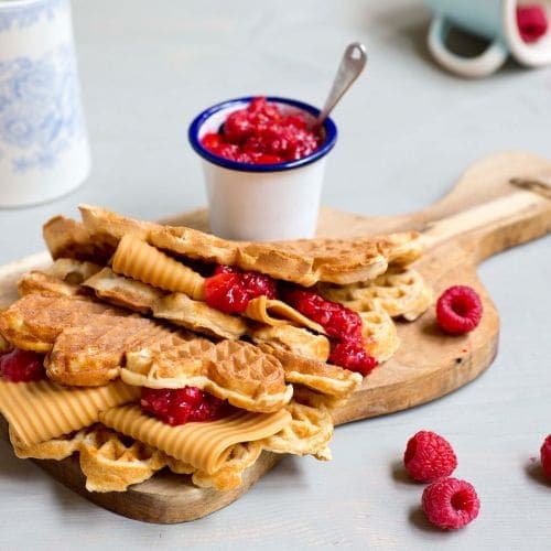 Rømmevafler med rørte bær og brunost