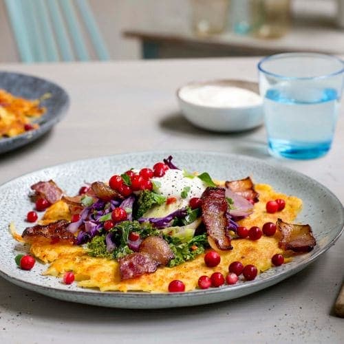 Potetpannekake med bacon, grønnsaker og rømme