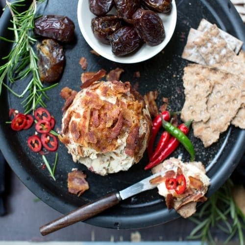 Cheese ball med bacon og chili