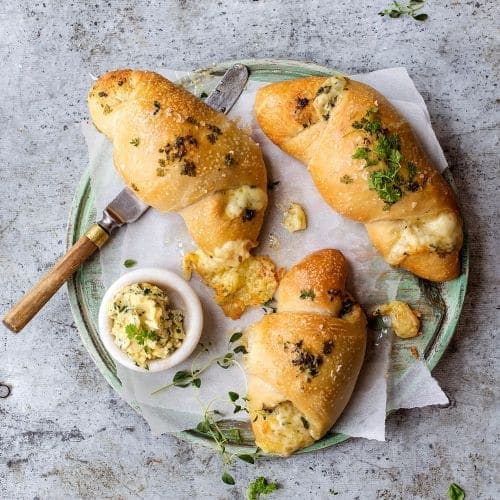 Fine ost- og hvitløkshorn