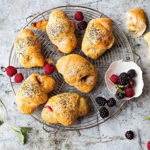 Fine horn med brie og bringebær