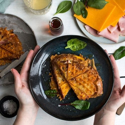 Ost- og skinke toast med lønnesirup