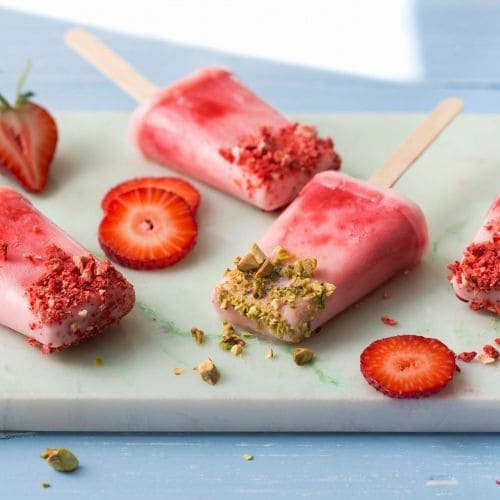 Jordbær-ispinne med pistasjnøtter