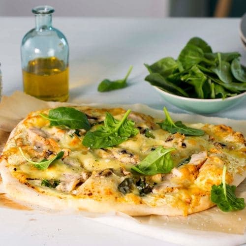 Hvit pizza med kylling