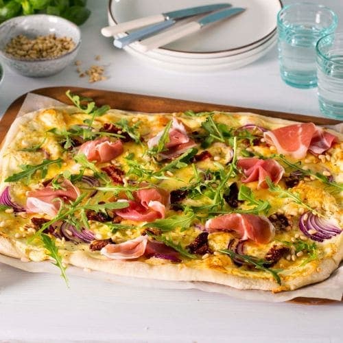 Hvit pizza med spekeskinke og soltørket tomat