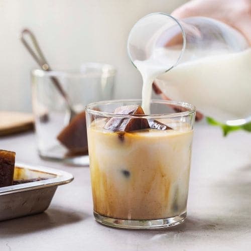 Iskaffe med kaffeisbiter