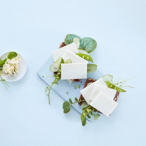 Rugbrød med hvit geitost og timiansmør