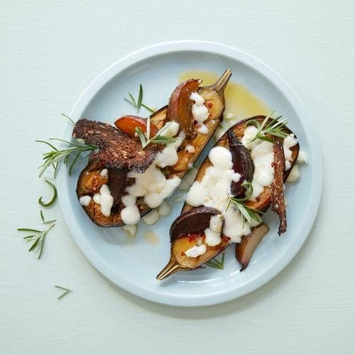 Ovnsbakt aubergine med hvit geitost og beter