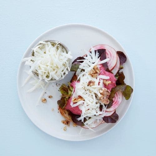 Toast med hvit geitost og rødbethummus