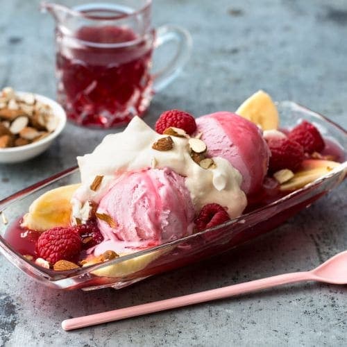 Banansplitt med bringebærsaus