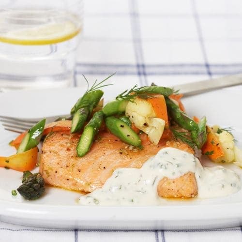 Ovnsbakt laks med urtesaus og wokede grønnsaker