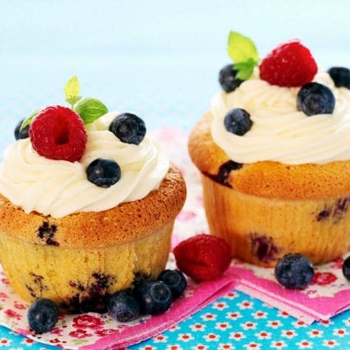 Cupcakes med blåbær og bringebær