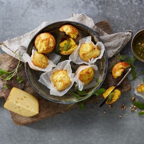 Maismuffins med innbakt Jarlsberg® og nøttepesto