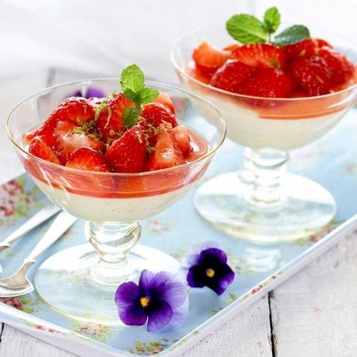 Limemarinerte jordbær med hvit sjokolademousse