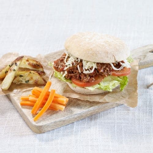 «Sloppy Joes» med grove hamburgerbrød og gulrotstaver