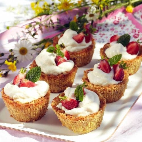 Havremuffins med krem og jordbær