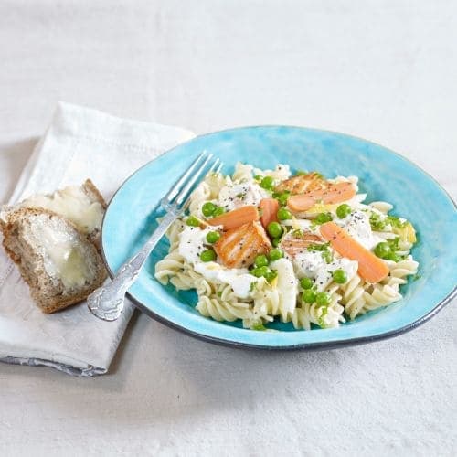 Stekte laksebiter med pastaskruer og fennikel