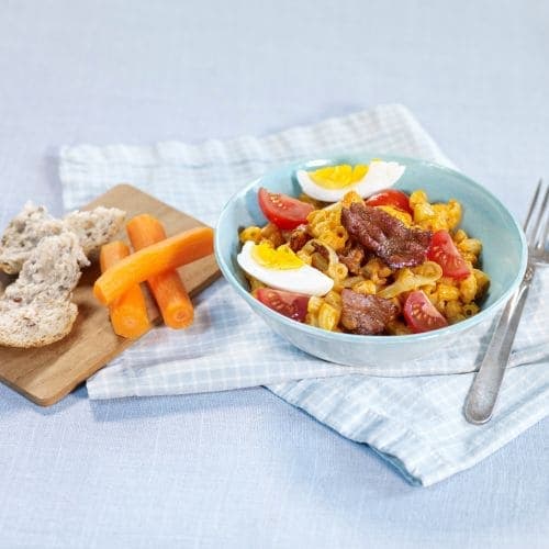 Pastasalat med egg og bacon