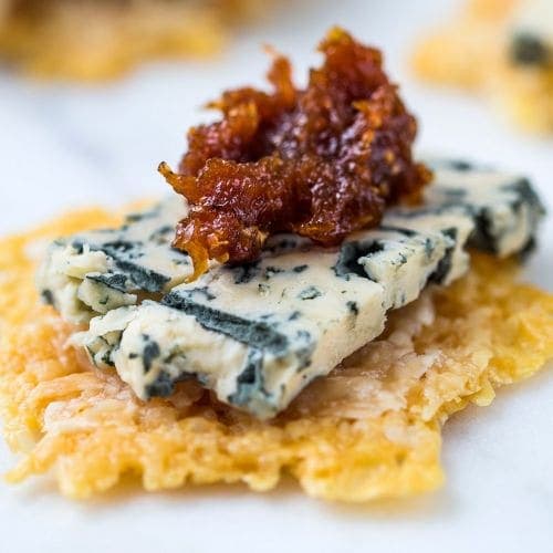 Dobbeltstekte ostechips med fikenmarmelade