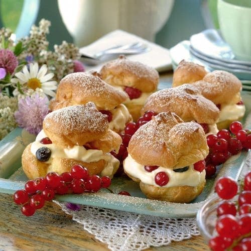 Vannbakkels med vaniljekesam og bær