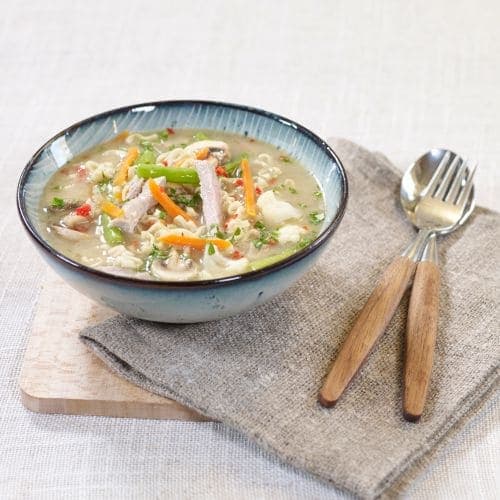 Nudelsuppe med strimlet svinekjøtt