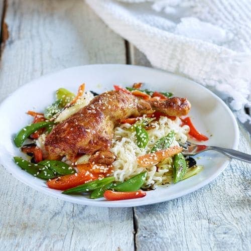 Ovnsstekte kyllinglår med nudel-wok