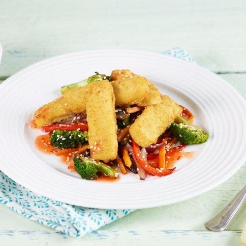 Fiskepinner med wokede grønnsaker