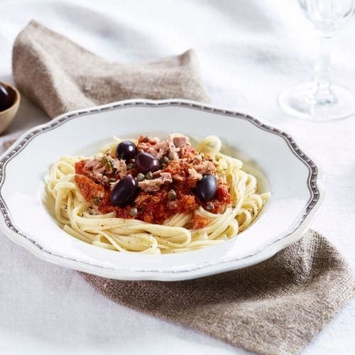 Pasta med tunfisk i tomatsaus